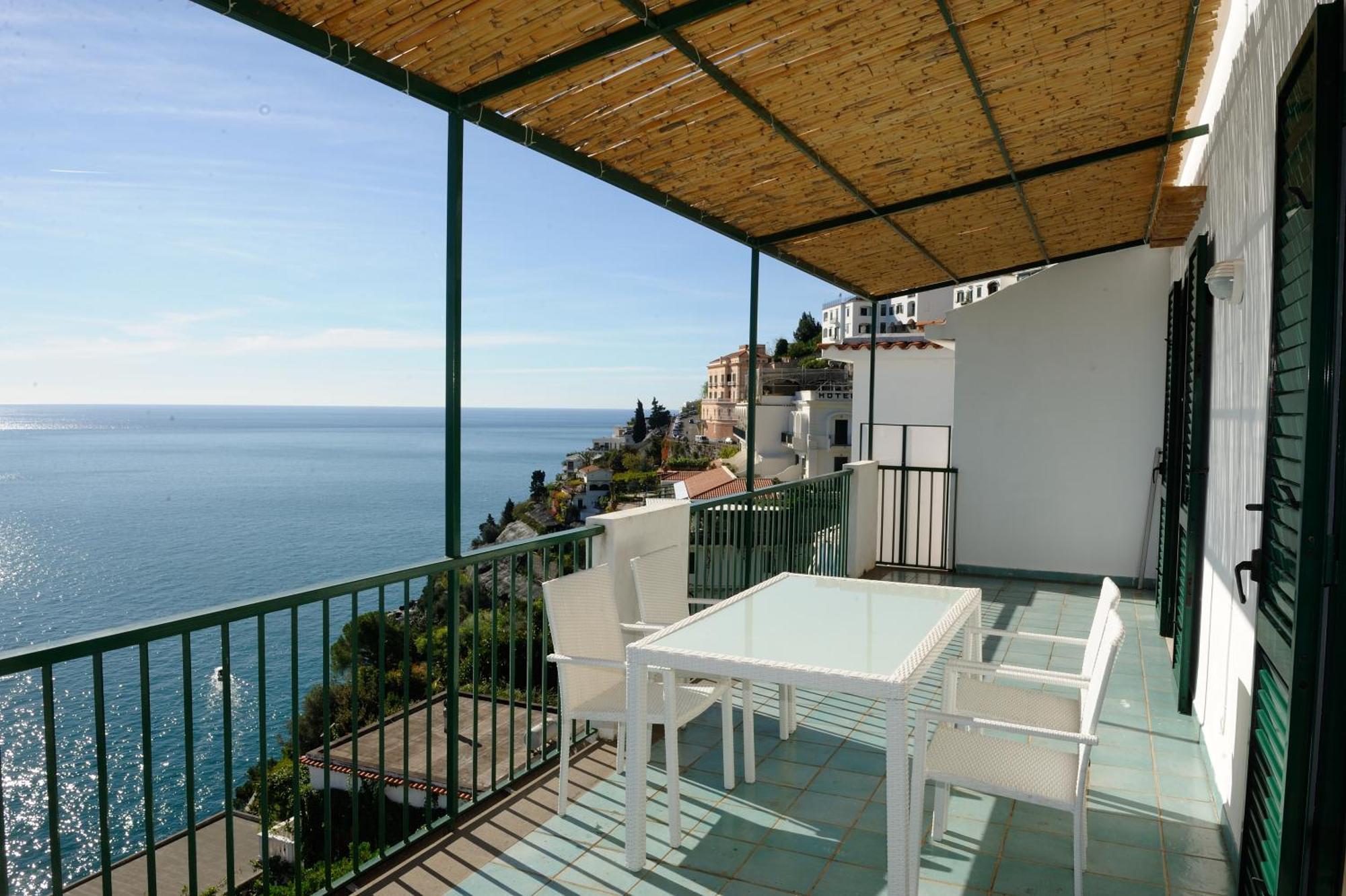 Amalfi Blue Flowers B ภายนอก รูปภาพ